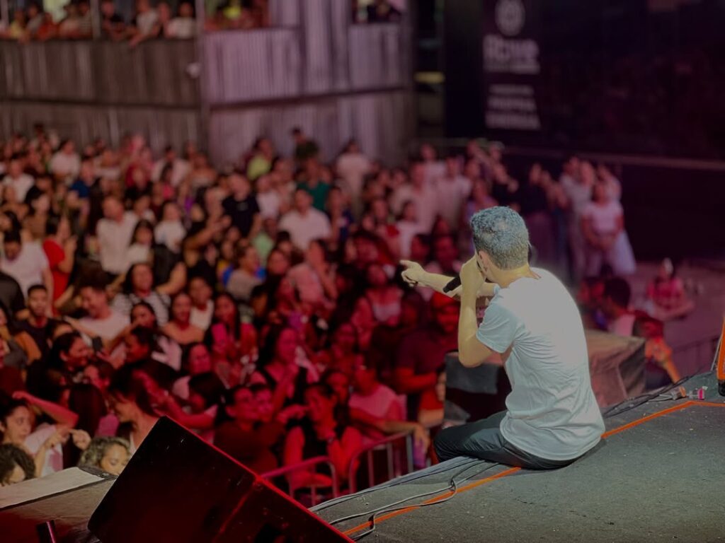 Evento reúne em Uiraúna fiéis em noite de adoração ao Dia do Evangélico 25 4