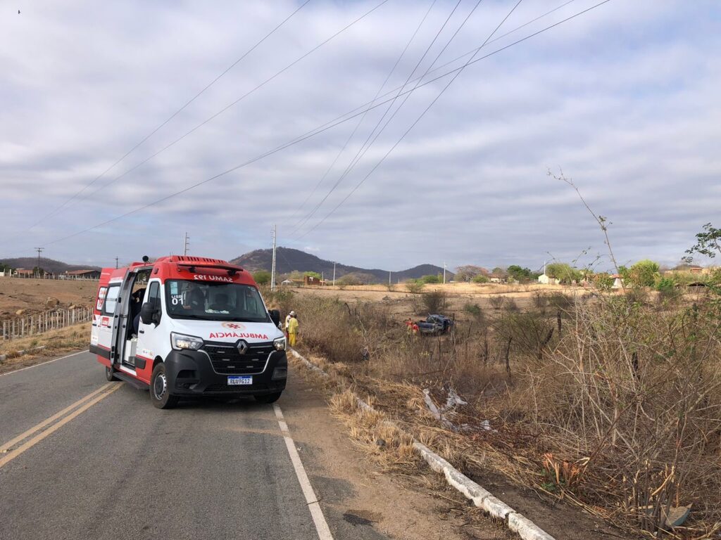 Fotos: Falha mecânica causa acidente na PB 393 5 4 2