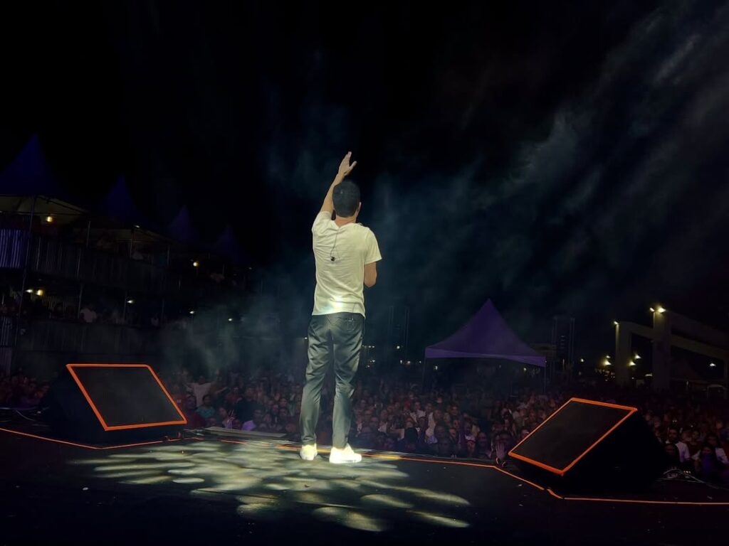 Evento reúne em Uiraúna fiéis em noite de adoração ao Dia do Evangélico 23 6