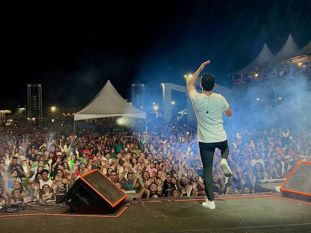 Evento reúne em Uiraúna fiéis em noite de adoração ao Dia do Evangélico 21 8