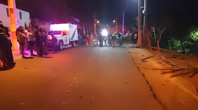 VÍDEO: Carro invade calçada e mata mãe em São Miguel; filha fica ferida 1 Carro invade calcada e mata mae em Sao Miguel filha fica ferida