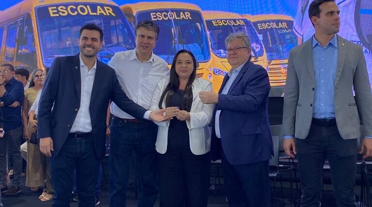 Vice-prefeita de Poço Dantas recebe Ônibus Escolar 1 Vice-prefeita de Poço Dantas recebe Ônibus Escolar