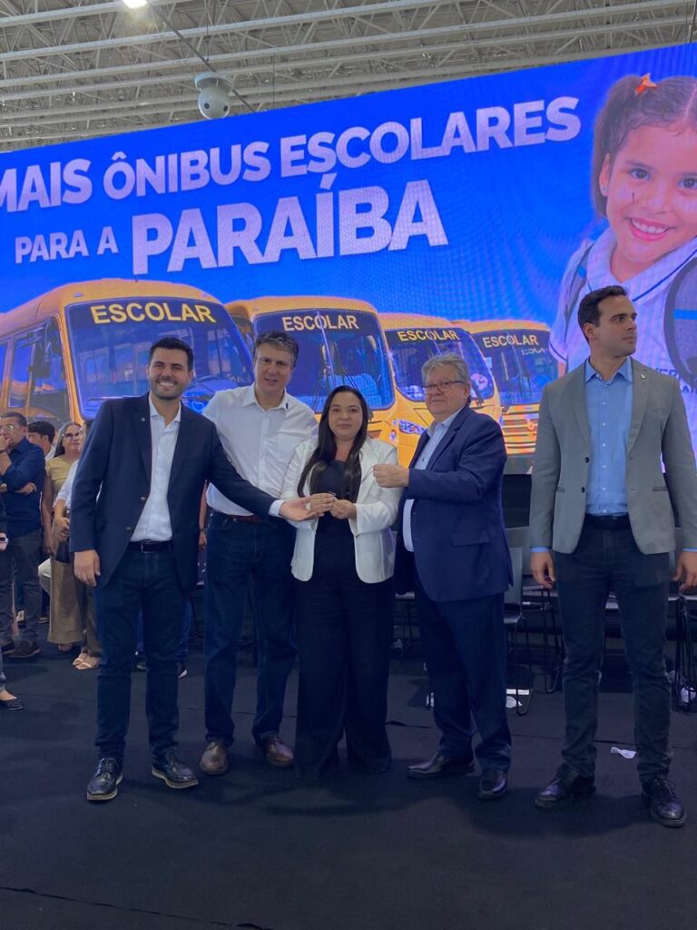 Vice-prefeita de Poço Dantas recebe Ônibus Escolar 4 WhatsApp Image 2025 12 16 at 16.05.10