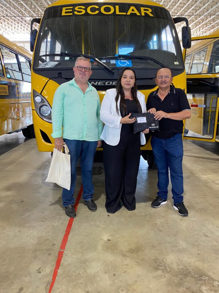 Vice-prefeita de Poço Dantas recebe Ônibus Escolar 2 WhatsApp Image 2025 12 16 at 16.05.18