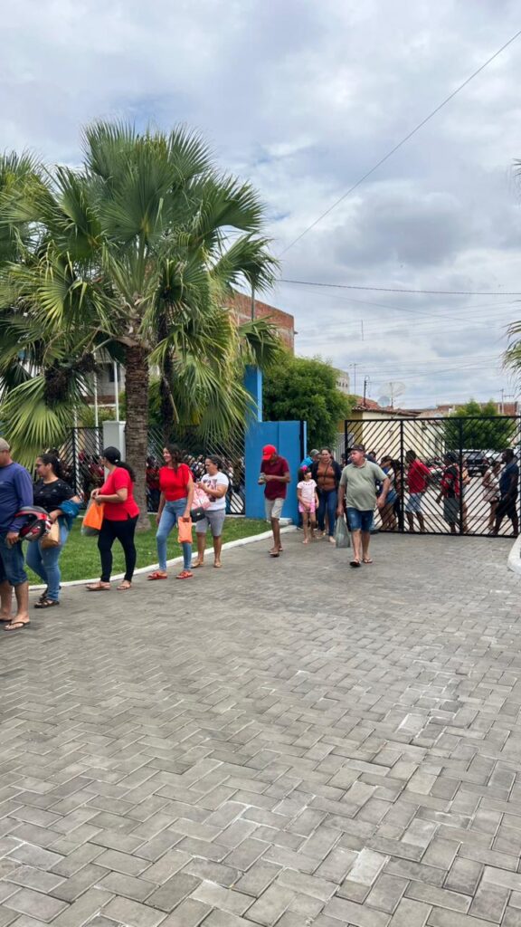 Leninha Romão distribui 1.600 cestas natalinas em Uiraúna 3 WhatsApp Image 2025 12 23 at 15.25.42 1