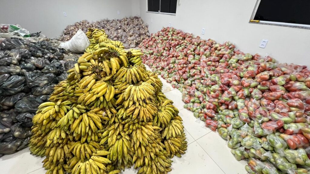 Leninha Romão distribui 1.600 cestas natalinas em Uiraúna 10 WhatsApp Image 2025 12 23 at 15.25.43 4