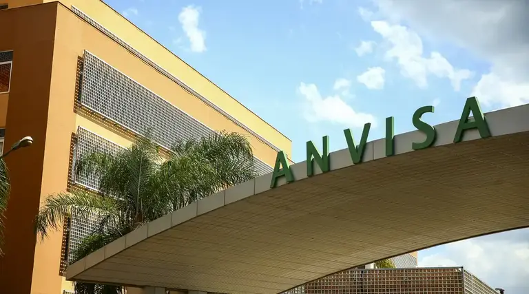 A Anvisa proíbe tirzepatida das marcas Synedica e TG e retatrutida sem registro. Saiba os detalhes da decisão e seus impactos. 1 Anvisa