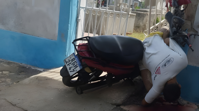 Motociclista morre após colidir com portão do cemitério 1 Motociclista morre após colidir com portão do cemitério