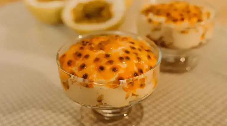 Aprenda a fazer o tradicional mousse de maracujá com apenas 5 ingredientes 1 Mousse de Maracujá: Receita Fácil e Cremosa