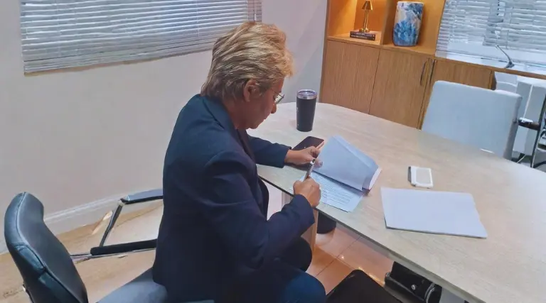 Prefeita Leninha assina termo para pavimentação de estradas 1 Prefeita Leninha assina termo para pavimentação de estradas