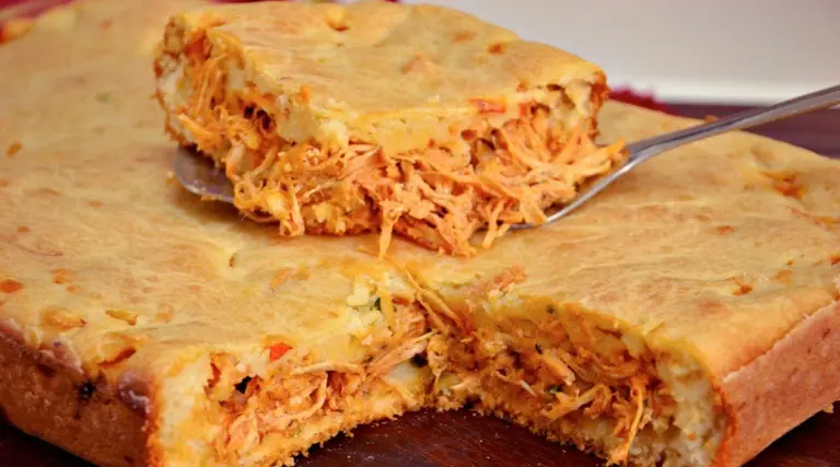 Receita de torta de frango prática e deliciosa, feita no liquidificador com massa fofinha e recheio úmido 1 Torta de Frango: receita prática e saborosa