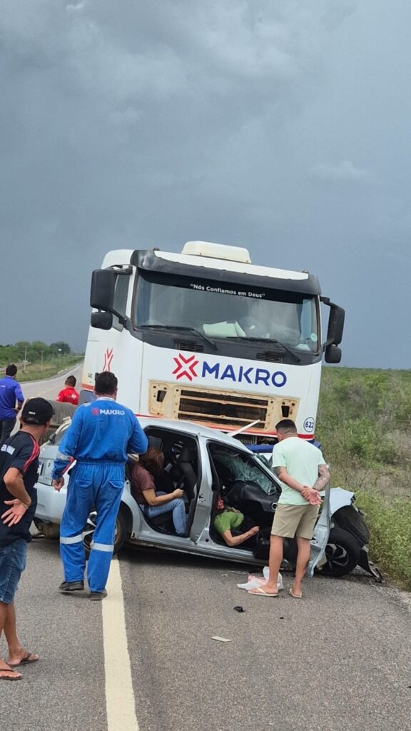 Batida entre carreta e carro deixa 3 vítimas no RN 2 1 4
