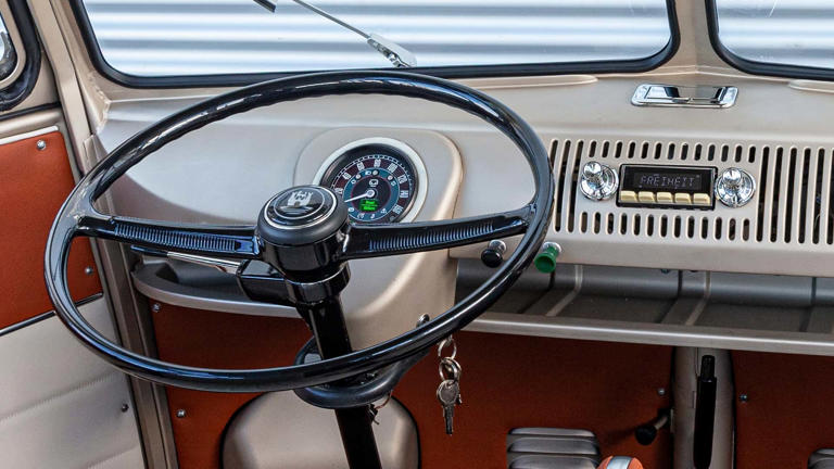 A Volkswagen revela a e-Bulli, uma releitura elétrica da icônica Kombi Samba de 1966 7 6 1