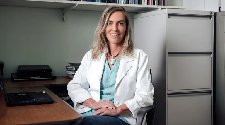 Cientista brasileira desenvolve tratamento inovador para lesões na medula espinhal com molécula que recupera movimentos 1 Cientista brasileira revoluciona tratamento para lesões na medula