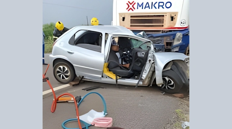 Batida entre carreta e carro deixa 3 vítimas no RN 1 Colisão na BR-110 deixa três mortos