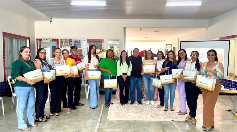 Planejamento, diálogo e investimento: os pilares da educação municipal em ação em Poço Dantas 1 Educação em movimento diálogo, apoio e entrega de kits pedagógicos