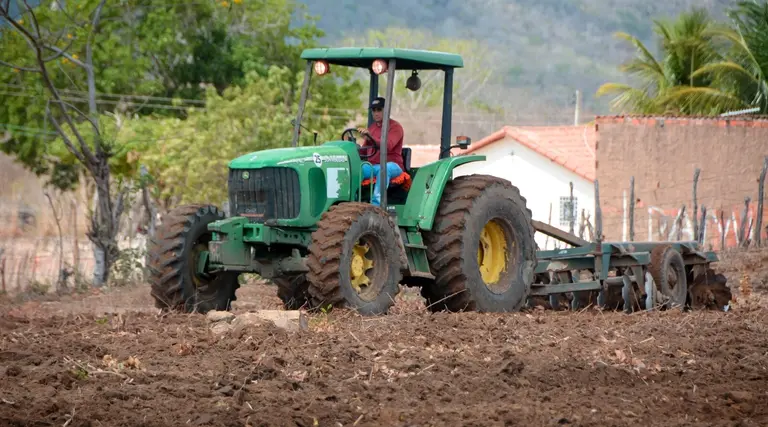 Prefeitura de Poço Dantas começa corte de terras para produtores rurais 1 Prefeitura de Poço Dantas inicia corte de terras para agricultores