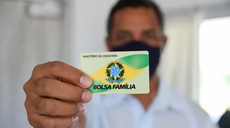 Projeto de lei propõe abono natalino, semelhante ao 13º, para beneficiários do Bolsa Família 1 Projeto prevê 13º para beneficiários do Bolsa Família