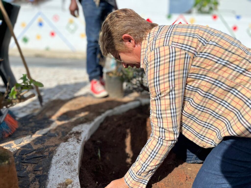Prefeita Leninha promove plantio de árvores no bairro Bela Vista 7 1 3