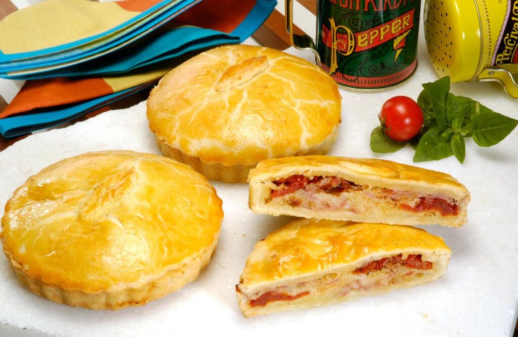 Receitas de aperitivos incríveis 9 empada de mussarela tomate seco e salame