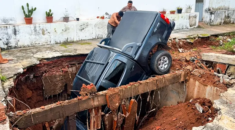 VÍDEO: Cratera engole caminhonete de padre em Palmácia (CE) 1 Cratera engole caminhonete de padre em Palmácia (CE)