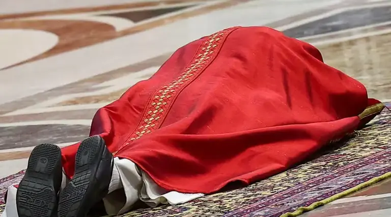 Papa Leão XIV reza no chão no Vaticano 1 Papa Leão XIV reza no chão no Vaticano