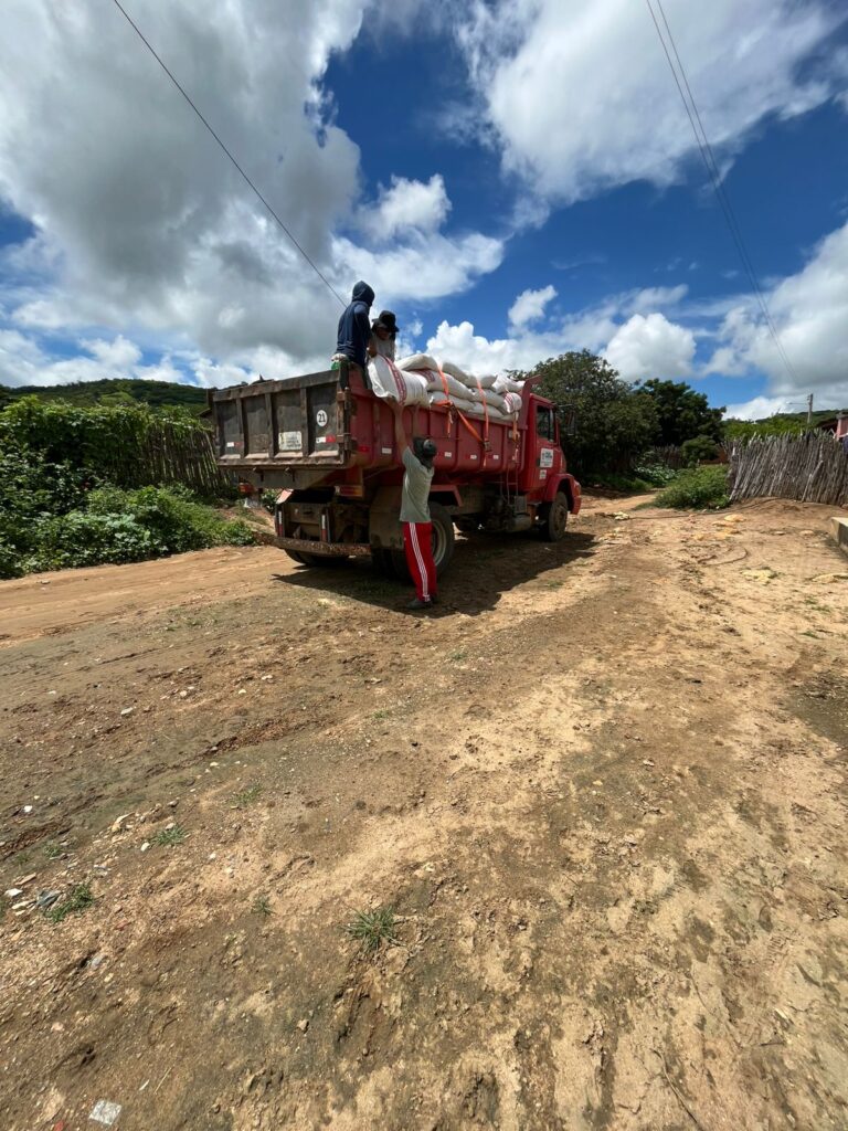 Poço Dantas fortalece produtores rurais com distribuição de ração 4 WhatsApp Image 2026 04 17 at 15.10.11 1
