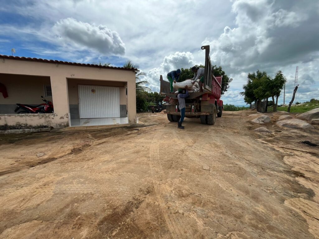 Poço Dantas fortalece produtores rurais com distribuição de ração 6 WhatsApp Image 2026 04 17 at 15.10.11