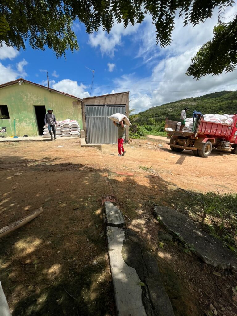 Poço Dantas fortalece produtores rurais com distribuição de ração 5 WhatsApp Image 2026 04 17 at 15.10.11 2