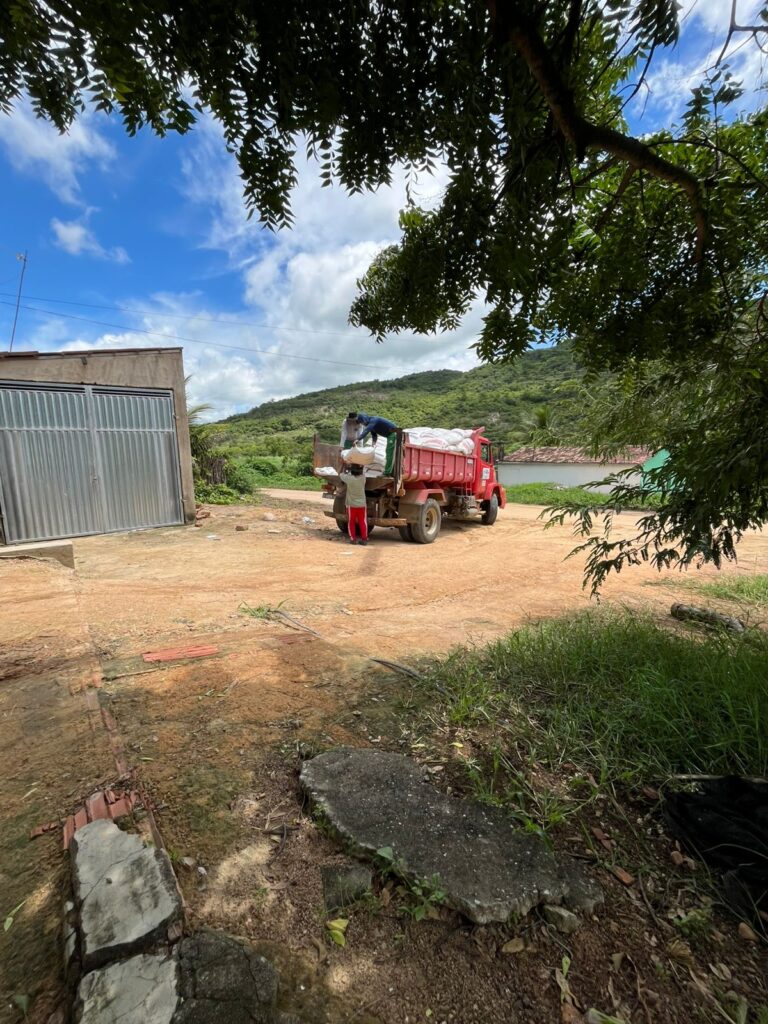 Poço Dantas fortalece produtores rurais com distribuição de ração 7 WhatsApp Image 2026 04 17 at 15.10.12