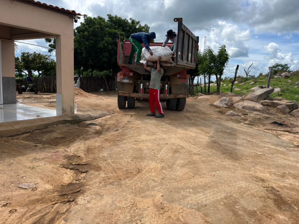 Poço Dantas fortalece produtores rurais com distribuição de ração 8 WhatsApp Image 2026 04 17 at 15.10.13 1