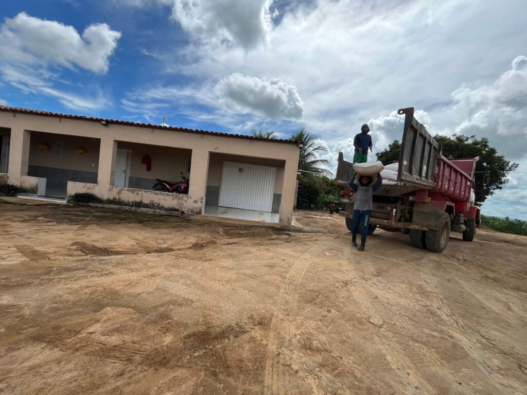 Poço Dantas fortalece produtores rurais com distribuição de ração 9 WhatsApp Image 2026 04 17 at 15.10.13