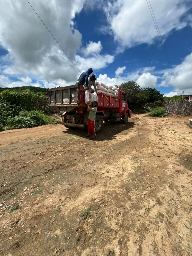 Poço Dantas fortalece produtores rurais com distribuição de ração 10 WhatsApp Image 2026 04 17 at 15.10.16