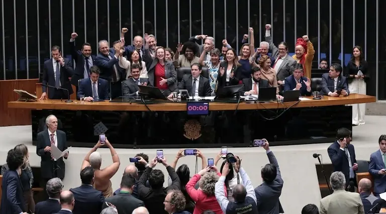 Câmara Aprova MP de Reajuste no Piso dos Professores