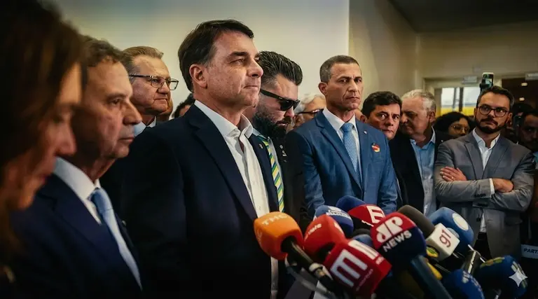Crise no PL ameaça Flávio Bolsonaro