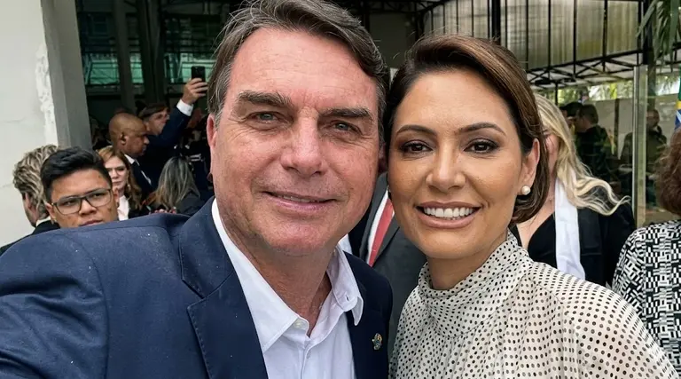 Flávio diz que Bolsonaro rejeitou trocar candidatura por Michelle 1 Flávio diz que Bolsonaro rejeitou trocar candidatura por Michelle