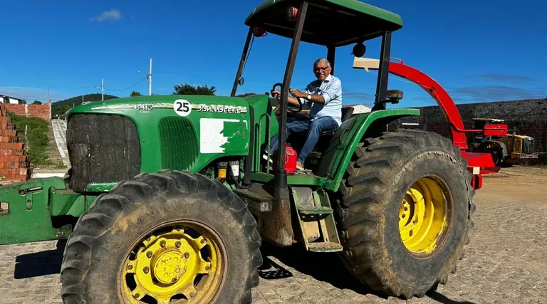 Itamar Moreira entrega ensiladeira para aumentar apoio ao campo