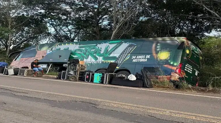 VÍDEO: Ônibus do Mastruz com Leite sofre acidente no Maranhão 1 Ônibus do Mastruz com Leite sofre acidente no Maranhão