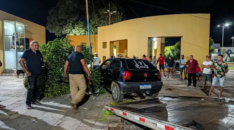 Veículo Gol invade praça em Cachoeira dos Índios