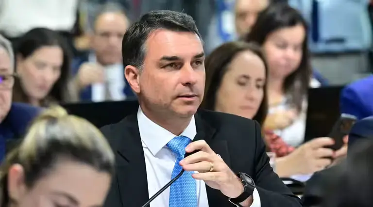 Pesquisa suspensa pelo TSE envolve Flávio Bolsonaro