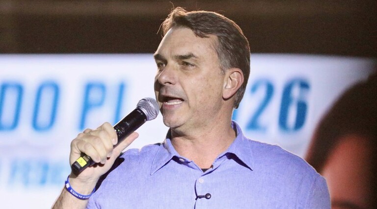 Vice de Flávio Bolsonaro será anunciado hoje