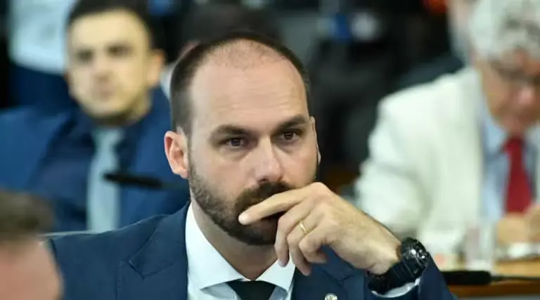 Eduardo busca sanções contra Moraes