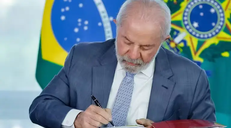 Portal 3 Lula anuncia aumento no Bolsa Família