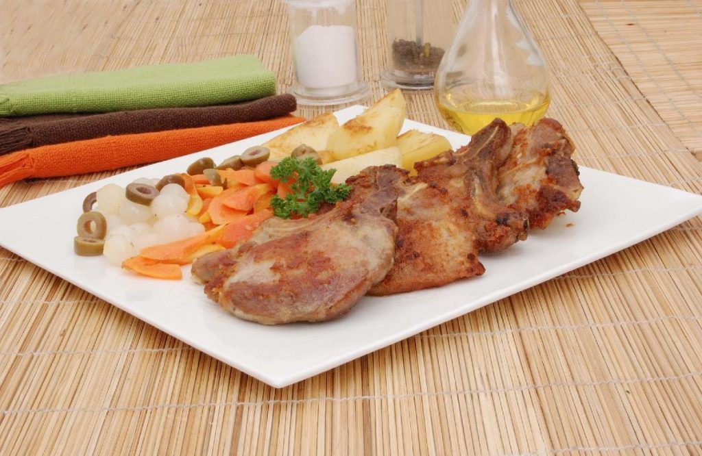 11 receitas com carne de porco 4 bisteca de porco com legumes 24440 1024x666 1