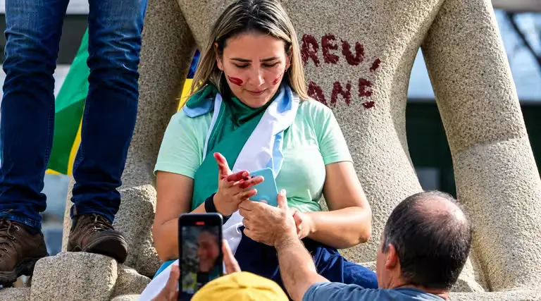 Débora do Batom vai ao semiaberto