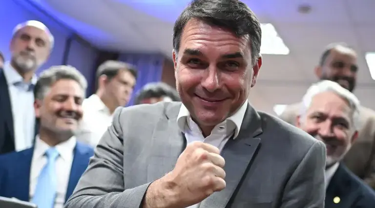 Flávio Bolsonaro fugiu para os EUA; destino é a Flórida