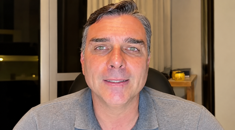 VÍDEO: Flávio Bolsonaro prevê nova eleição antes de 2030