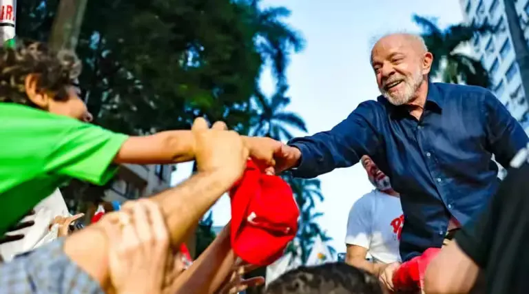 Lula reeleito em virada histórica nas urnas