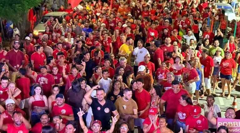 Mar de gente toma as ruas de Uiraúna em ato pela democracia e pela reeleição do presidente Lula