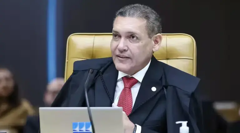 Soltura de Bolsonaro divide o STF